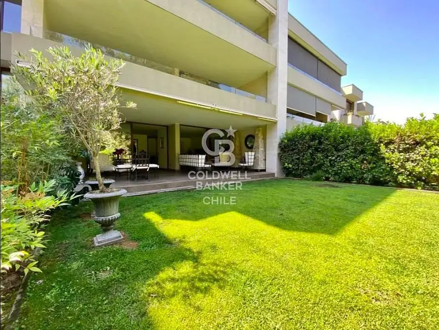 Oturma odası; ahşap zemin, doğal ışık, modern stil, yüksek tavan