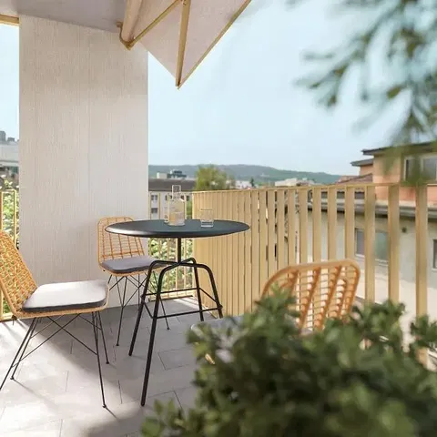 Wohnzimmer; holzboden, tageslicht, moderner stil, hohe decken