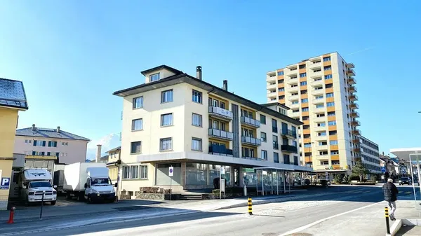 Хол; дървен под, естествена светлина, модерен стил, високи тавани