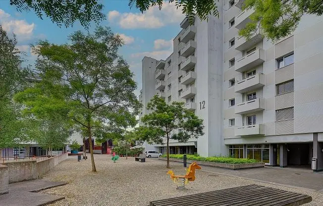 Sala de estar; chão de madeira, luz natural, estilo moderno, teto alto