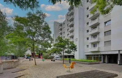 Sala de estar; chão de madeira, luz natural, estilo moderno, teto alto