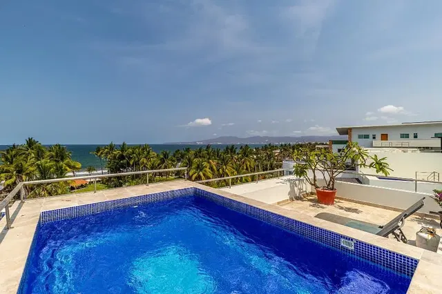 Kuchyňa; kuchynské spotrebiče, drevená podlaha, prirodzené svetlo, moderný štýl, po rekonštrukcii