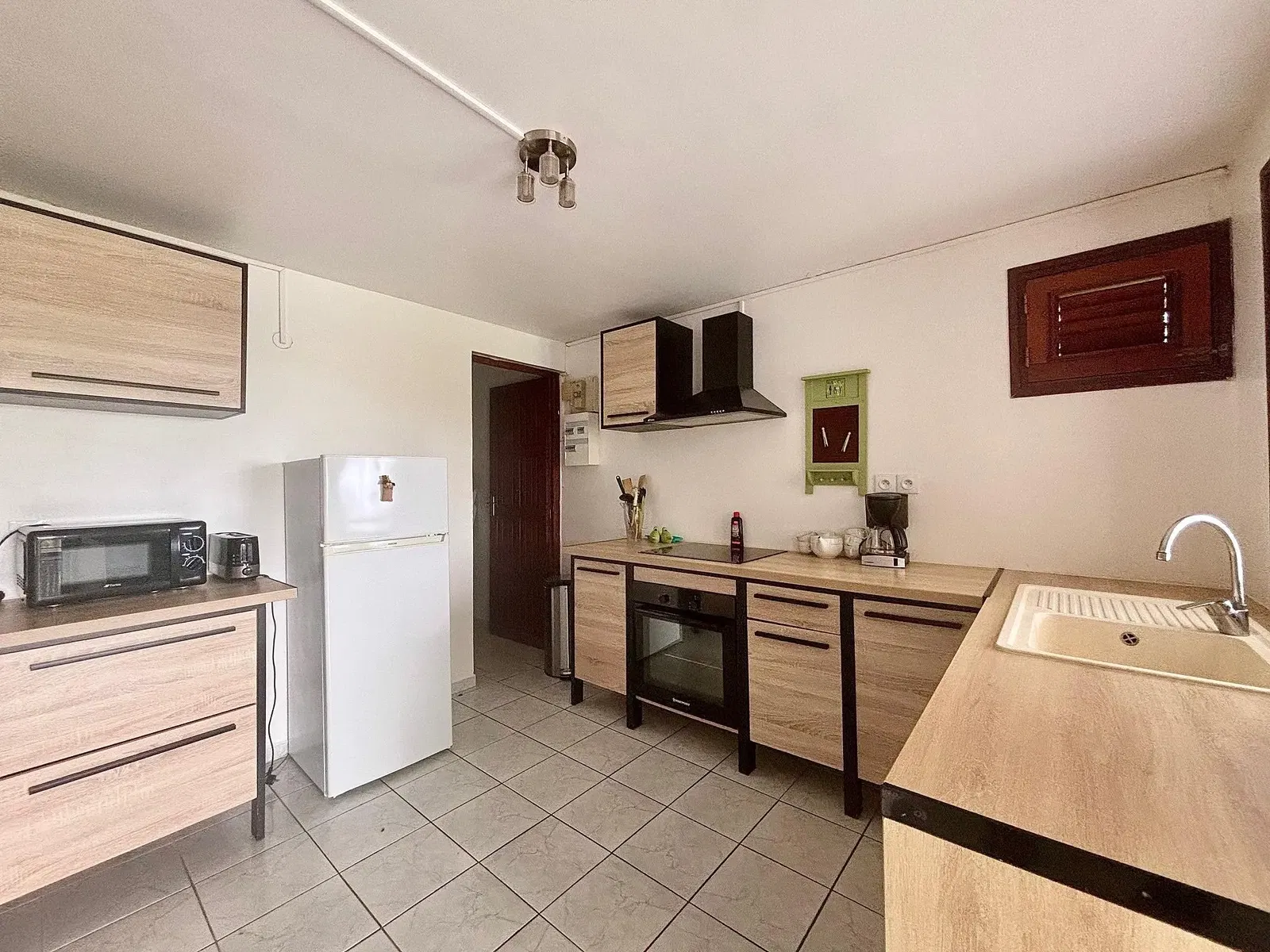 Cozinha; eletrodomésticos, chão de madeira, luz natural, estilo moderno, renovado