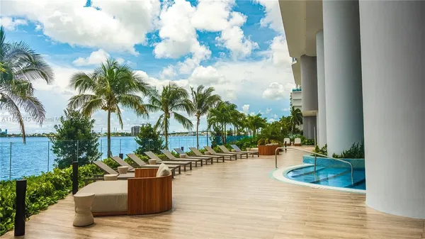 Salón; suelo de madera, luz natural, estilo moderno, techos altos