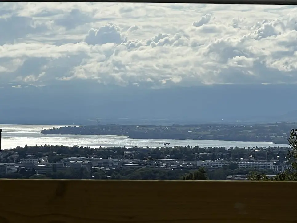 Σαλόνι; ξύλινο πάτωμα, φυσικό φως, μοντέρνο στυλ, ψηλά ταβάνια