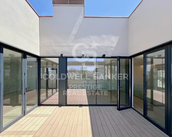 Wohnzimmer; holzboden, tageslicht, moderner stil, hohe decken