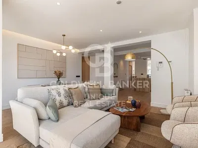 Woonkamer; houten vloer, natuurlijk licht, moderne stijl, hoge plafonds