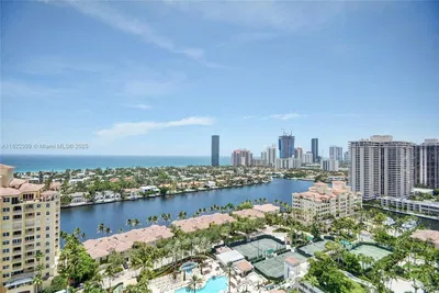 Дневна соба; дрвени под, природно светло, модерни стил, високи плафони