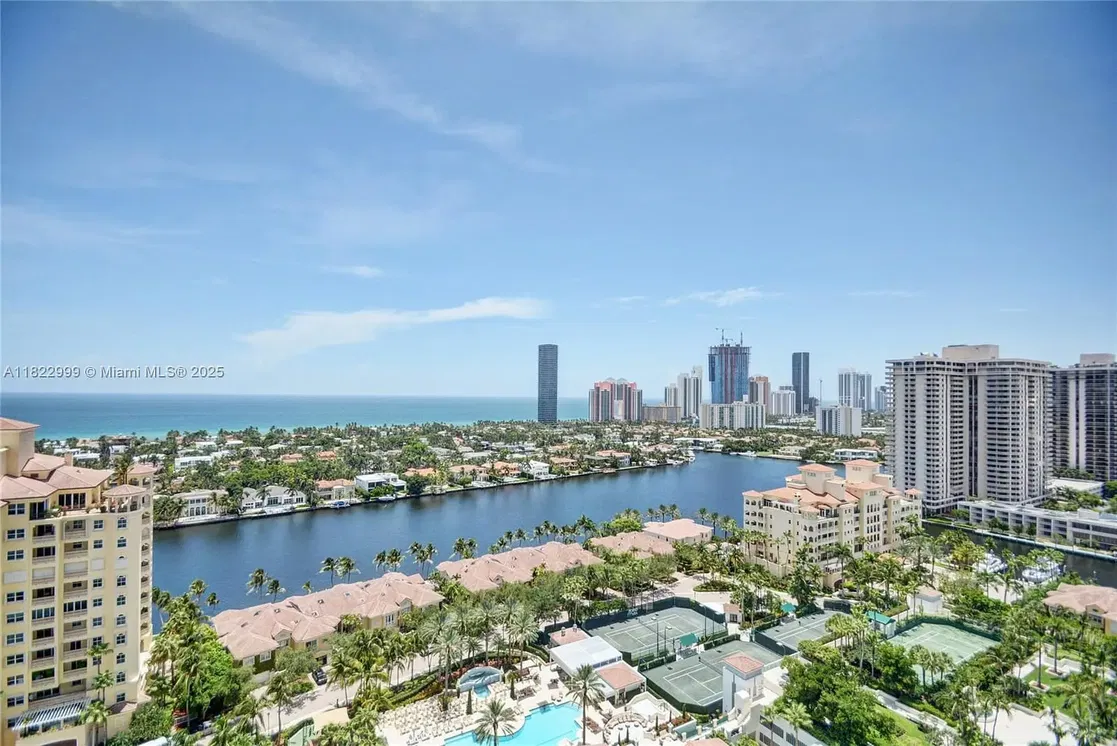 Хол; дървен под, естествена светлина, модерен стил, високи тавани