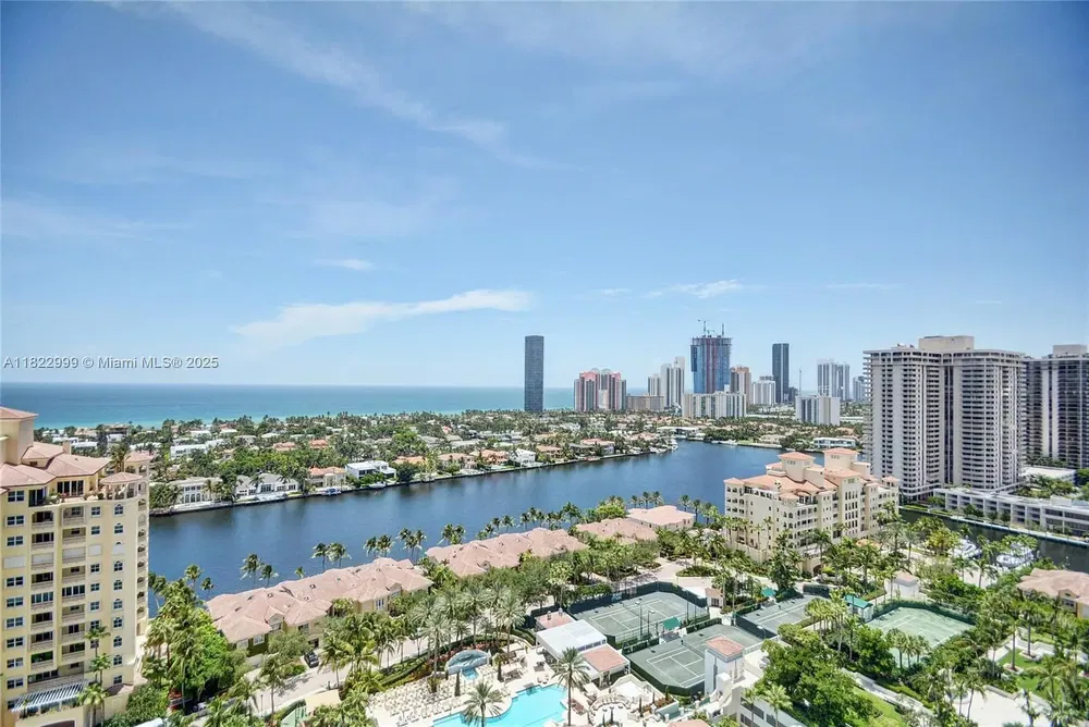 Wohnzimmer; holzboden, tageslicht, moderner stil, hohe decken