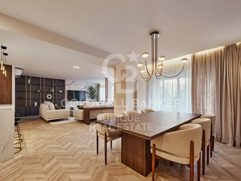 Cozinha; eletrodomésticos, chão de madeira, luz natural, estilo moderno, renovado