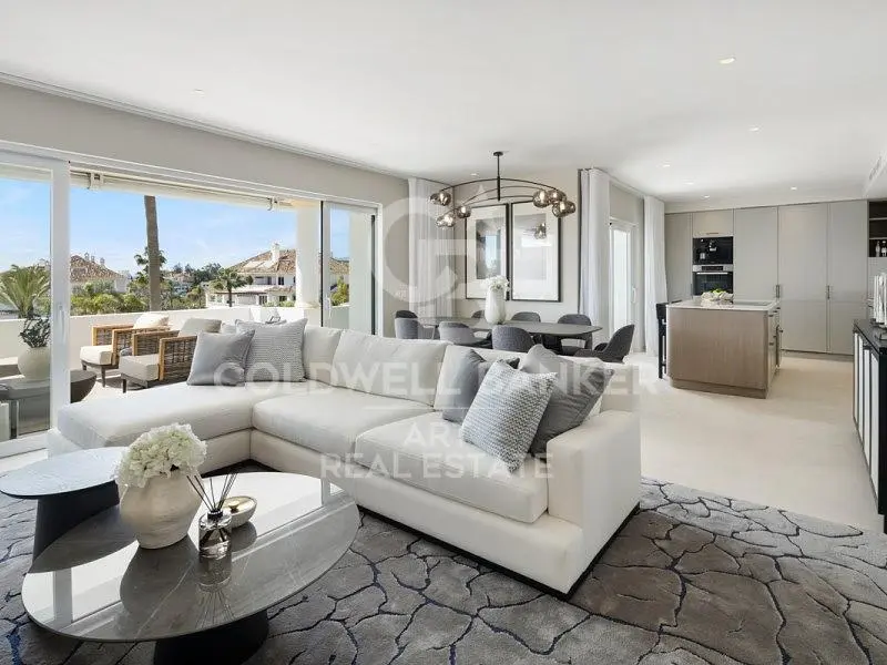 Oturma odası; ahşap zemin, doğal ışık, modern stil, yüksek tavan