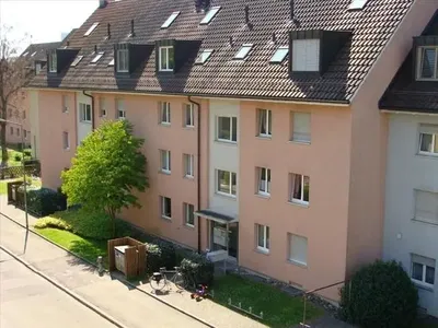 Wohnzimmer; holzboden, tageslicht, moderner stil, hohe decken