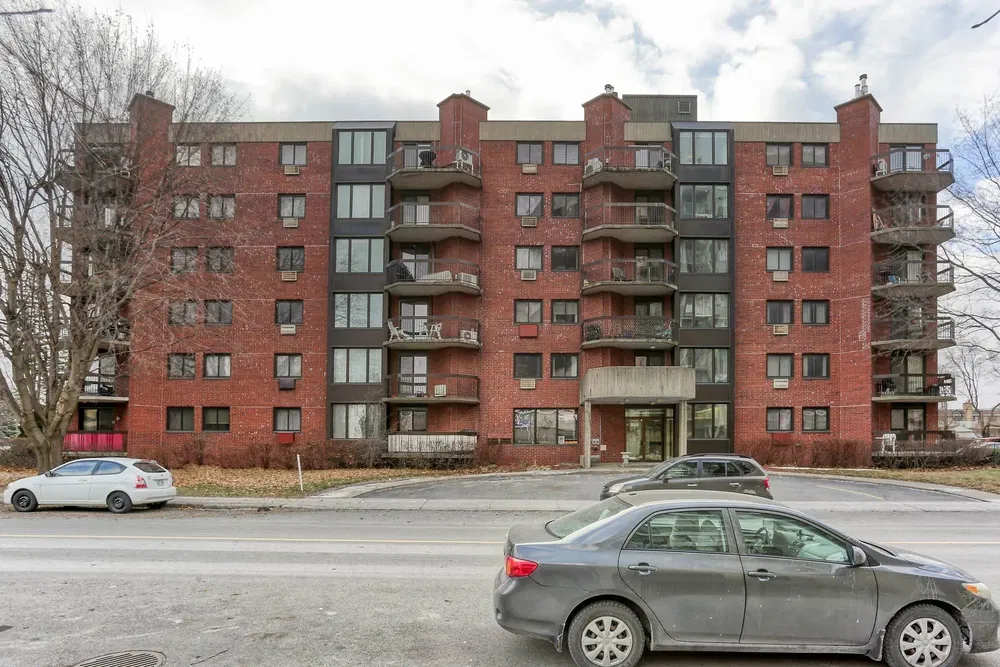 Salon; parquet, lumière naturelle, style moderne, hauteur sous plafond