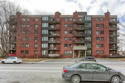 Salon; parquet, lumière naturelle, style moderne, hauteur sous plafond