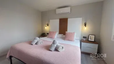 Salon; parquet, lumière naturelle, style moderne, hauteur sous plafond