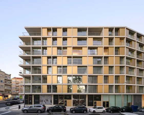 Living room; wood floor, natural light, modern style, high ceiling