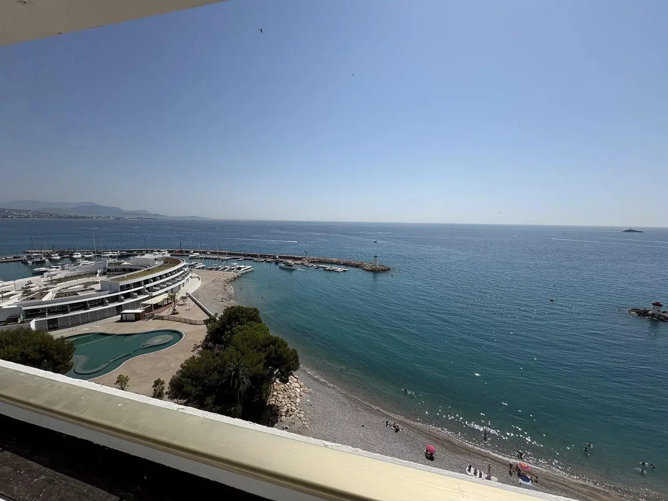 Kuhinja; kućanski aparati, drveni pod, prirodna svjetlost, moderan stil, renoviran