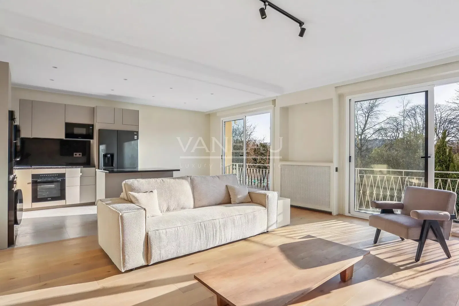 Living room; wood floor, natural light, modern style, high ceiling