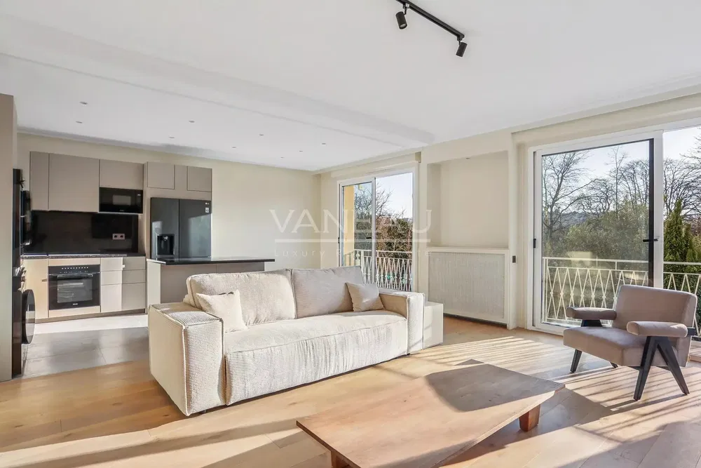 Living room; wood floor, natural light, modern style, high ceiling