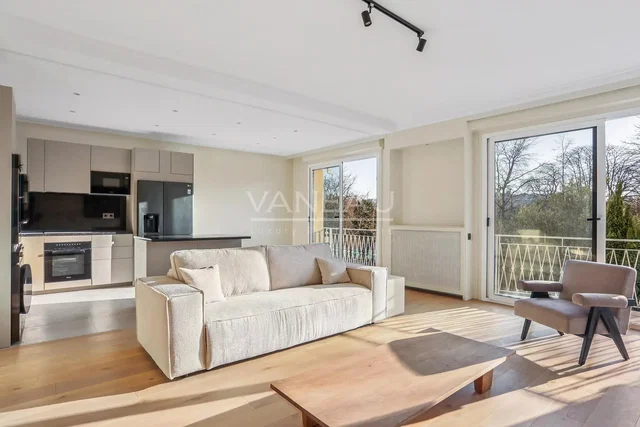 Soggiorno; pavimento in legno, luce naturale, stile moderno, soffitti alti