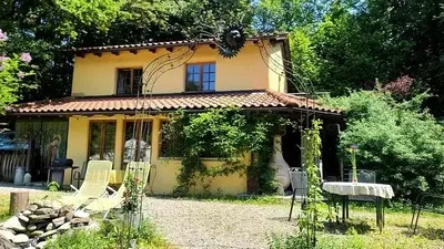Living room; wood floor, natural light, modern style, high ceiling