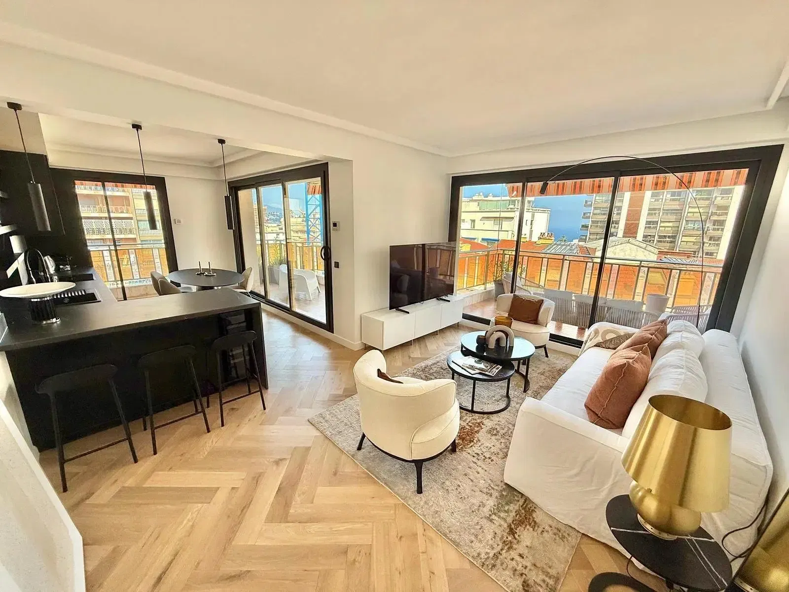 Salon; parquet, lumière naturelle, style moderne, hauteur sous plafond