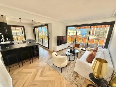 Salon; parquet, lumière naturelle, style moderne, hauteur sous plafond