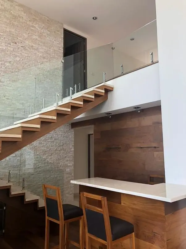 Cuisine; électroménager, parquet, lumière naturelle, style moderne, rénové