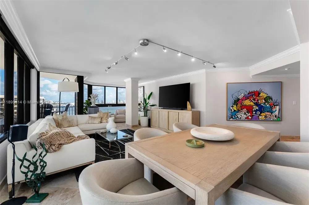 Salón; suelo de madera, luz natural, estilo moderno, techos altos