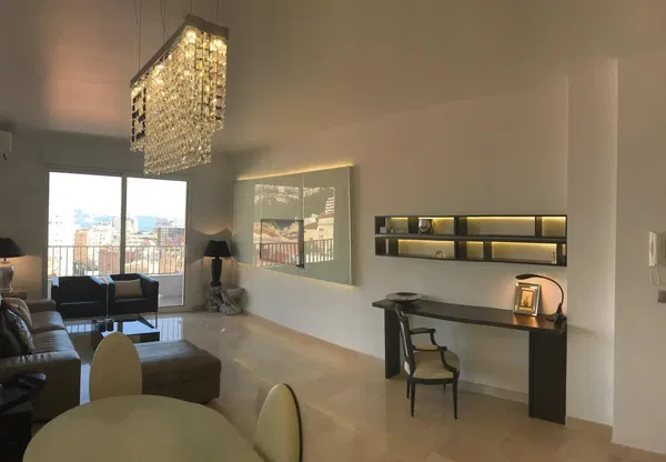 Salon; parquet, lumière naturelle, style moderne, hauteur sous plafond