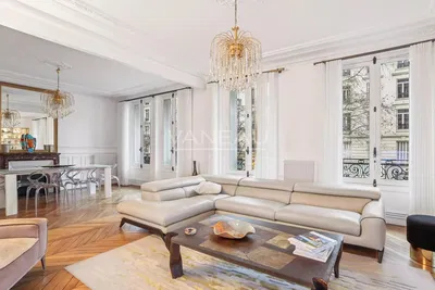 Woonkamer; houten vloer, natuurlijk licht, moderne stijl, hoge plafonds