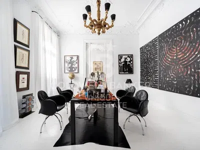 Salon; podłoga drewniana, światło dzienne, styl nowoczesny, wysokie sufity