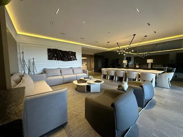 Obývačka; drevená podlaha, prirodzené svetlo, moderný štýl, vysoké stropy