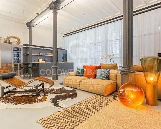 Woonkamer; houten vloer, natuurlijk licht, moderne stijl, hoge plafonds