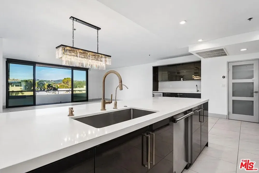 Woonkamer; houten vloer, natuurlijk licht, moderne stijl, hoge plafonds