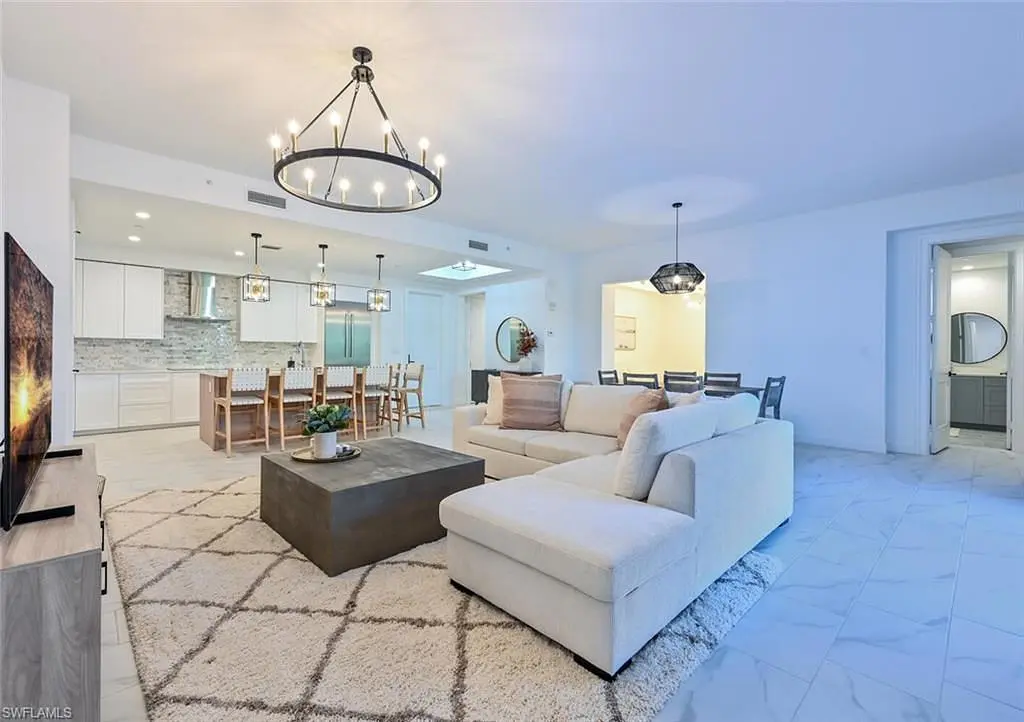 Salón; suelo de madera, luz natural, estilo moderno, techos altos