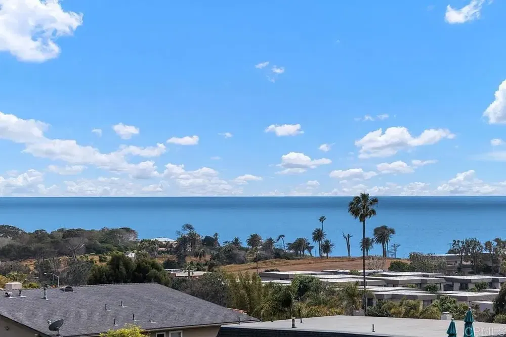 Κουζίνα; συσκευές κουζίνας, ξύλινο πάτωμα, φυσικό φως, μοντέρνο στυλ