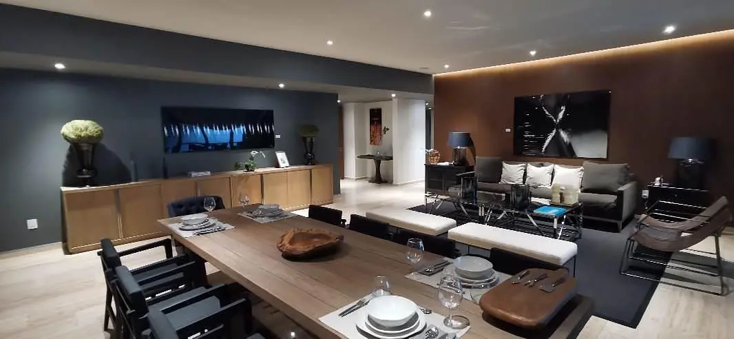 Salon; parquet, lumière naturelle, style moderne, hauteur sous plafond