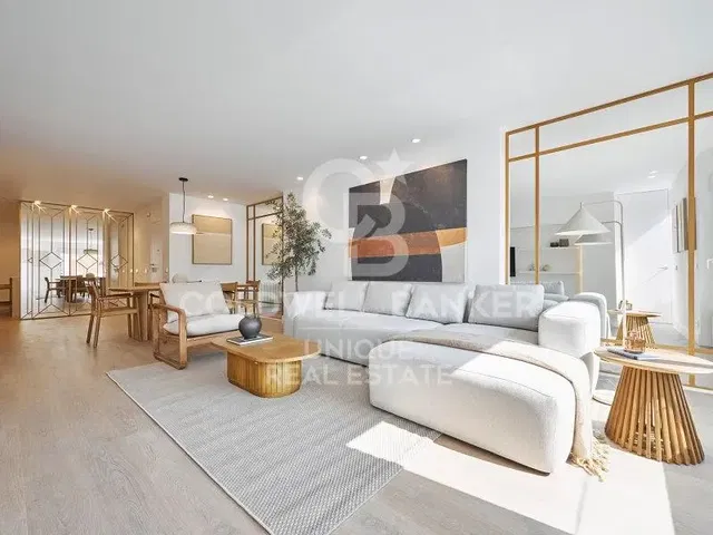 Salon; parquet, lumière naturelle, style moderne, hauteur sous plafond