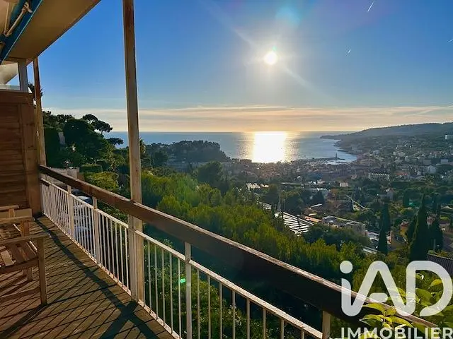 Σαλόνι; ξύλινο πάτωμα, φυσικό φως, μοντέρνο στυλ, ψηλά ταβάνια