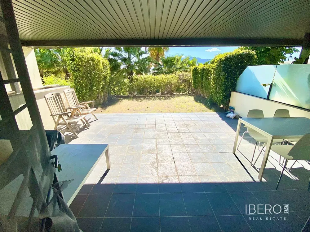 Salon; parquet, lumière naturelle, style moderne, hauteur sous plafond