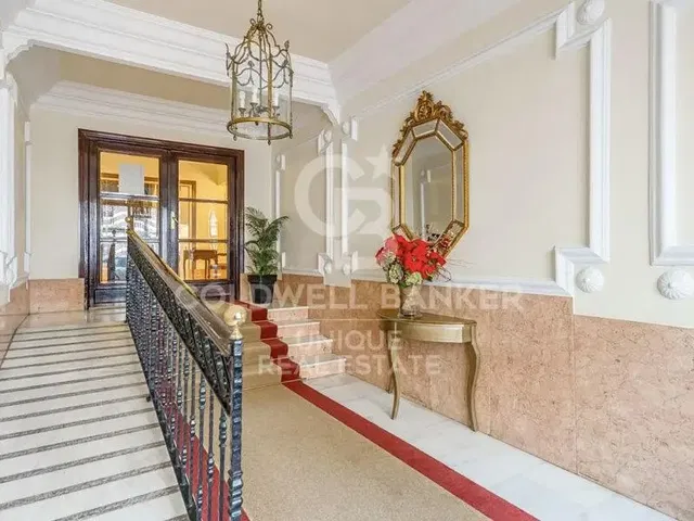 Cuisine; électroménager, parquet, lumière naturelle, style moderne, rénové