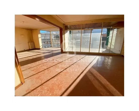 Woonkamer; houten vloer, natuurlijk licht, moderne stijl, hoge plafonds