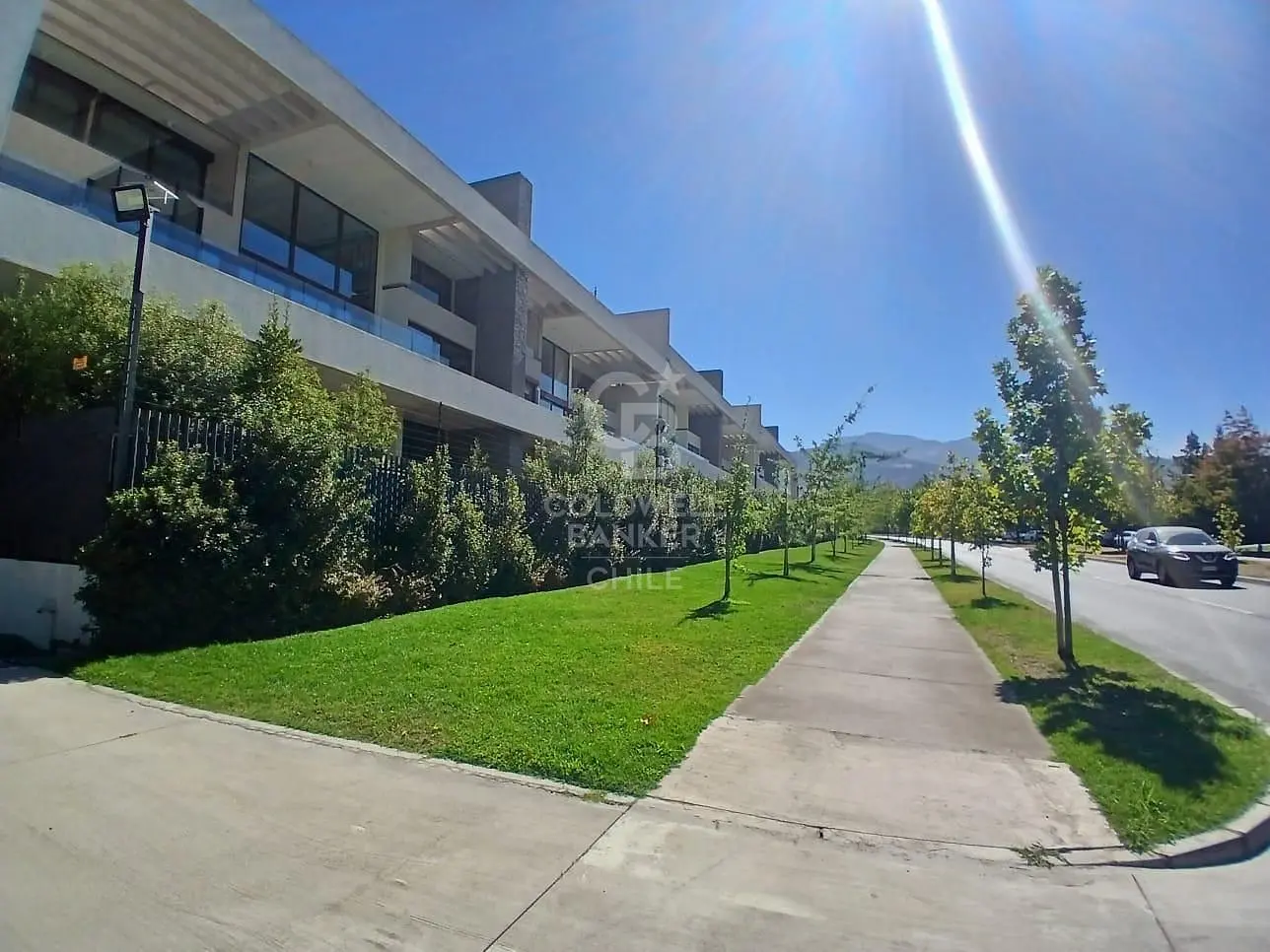 Wohnzimmer; holzboden, tageslicht, moderner stil, hohe decken