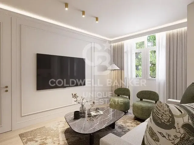 Salon; parquet, lumière naturelle, style moderne, hauteur sous plafond