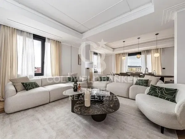 Хол; дървен под, естествена светлина, модерен стил, високи тавани