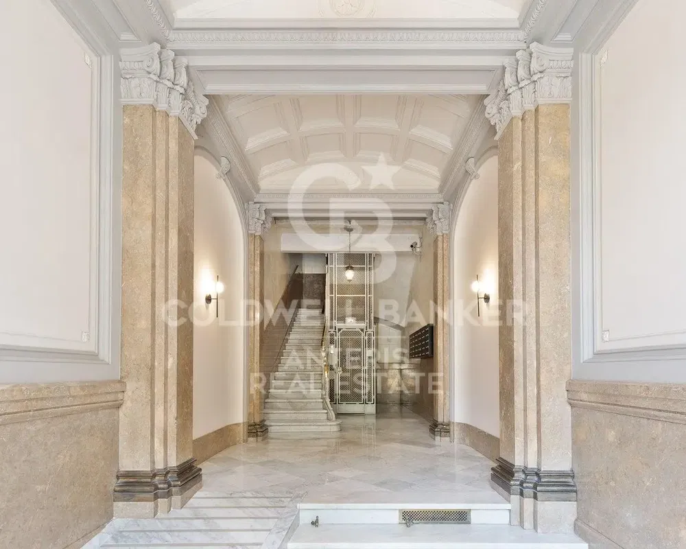 Woonkamer; natuurlijk licht, houten vloer, moderne stijl, gerenoveerd