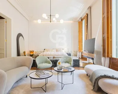 Woonkamer; houten vloer, natuurlijk licht, moderne stijl, hoge plafonds