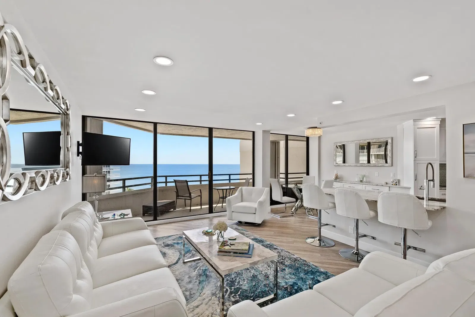 Salon; parquet, lumière naturelle, style moderne, hauteur sous plafond